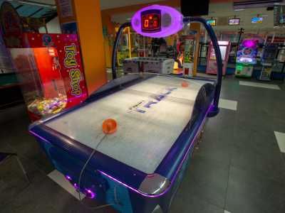 ...mentre sulla sinistra trovano spazio i primi meravigliosi giochi. Superato il pi� nuovo �air hockey�...
